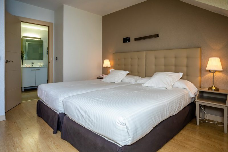Amplia Habitación con dos camas del Hotel Apartamentos Don Carlos